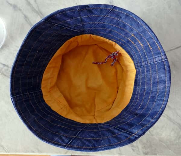 Jeanshatt, buckethat. Snygg och moderiktig hatt av återbrukade jeans.