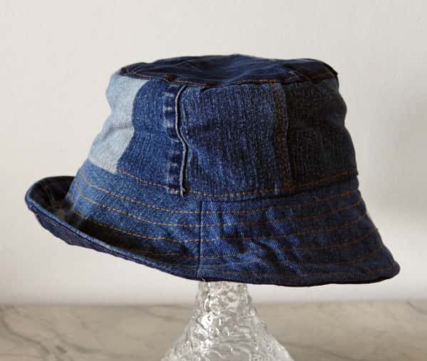 Jeanshatt, buckethat. Snygg och moderiktig hatt av återbrukade jeans.