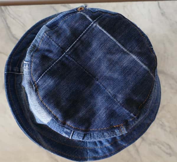 Jeanshatt, buckethat. Snygg och moderiktig hatt av återbrukade jeans.
