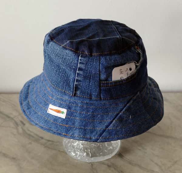 Jeanshatt, buckethat. Snygg och moderiktig hatt av återbrukade jeans.