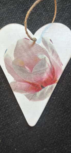 Handgjort trähjärta med ros – romantisk väggdekoration