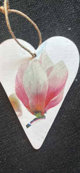 Handgjort trähjärta med ros – romantisk väggdekoration