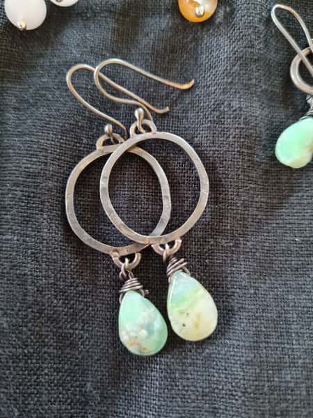 Silverörhängen med krysopras droppe