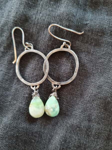 Silverörhängen med krysopras droppe