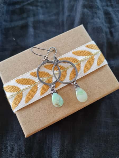 Silverörhängen med krysopras droppe