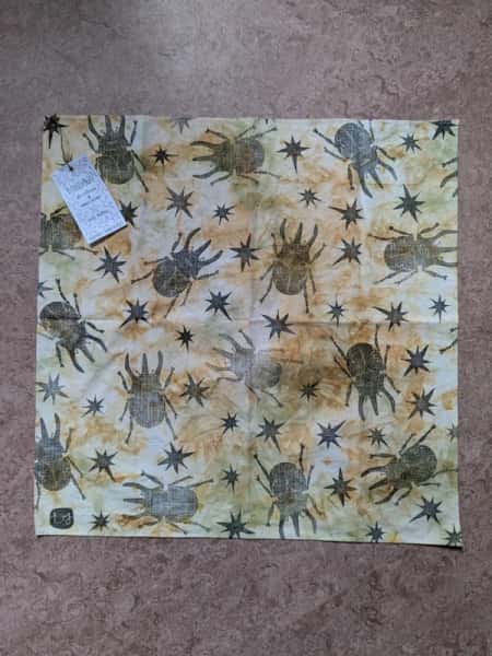 Växtfärgad bandana med linoleumtryck