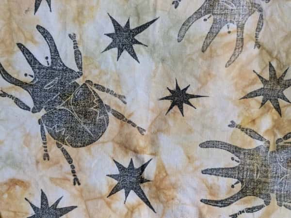 Växtfärgad bandana med linoleumtryck