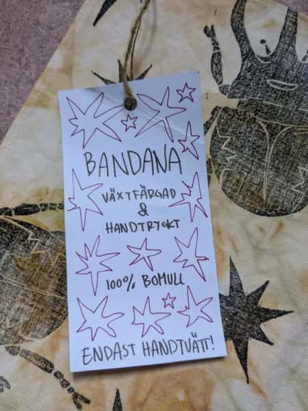 Växtfärgad bandana med linoleumtryck