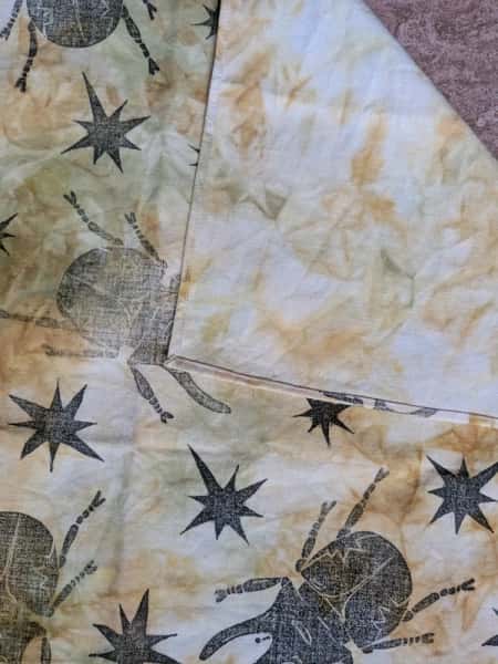 Växtfärgad bandana med linoleumtryck