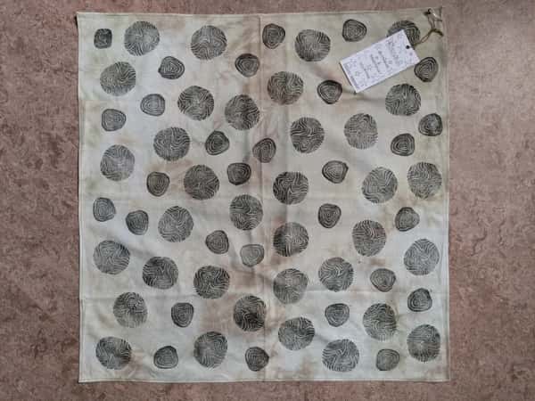 Växtfärgad bandana med linoleumtryck
