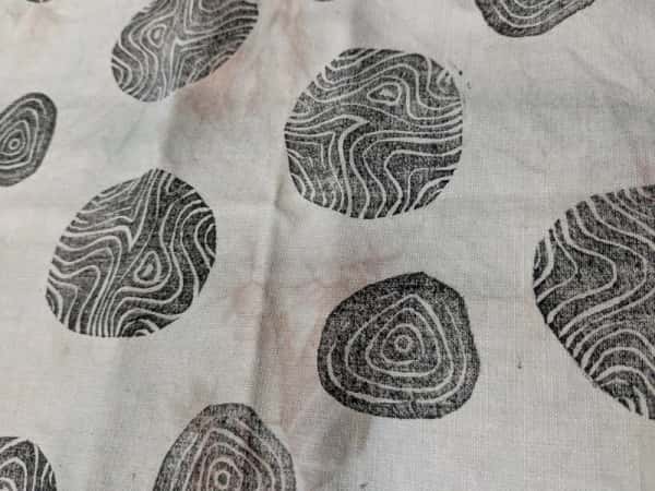 Växtfärgad bandana med linoleumtryck