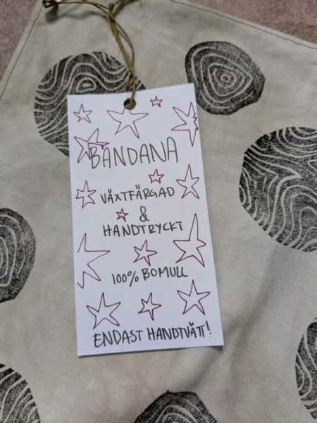 Växtfärgad bandana med linoleumtryck