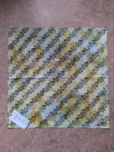 Växtfärgad bandana med linoleumtryck