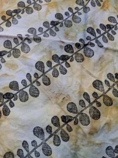 Växtfärgad bandana med linoleumtryck