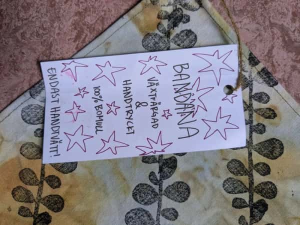 Växtfärgad bandana med linoleumtryck