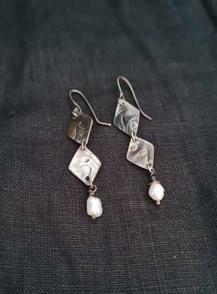 Mönstrade örhängen med pärlor