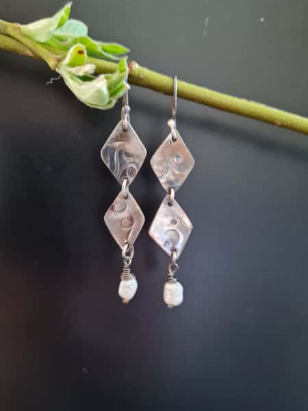 Mönstrade örhängen med pärlor