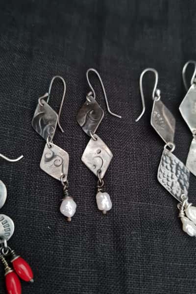 Mönstrade örhängen med pärlor