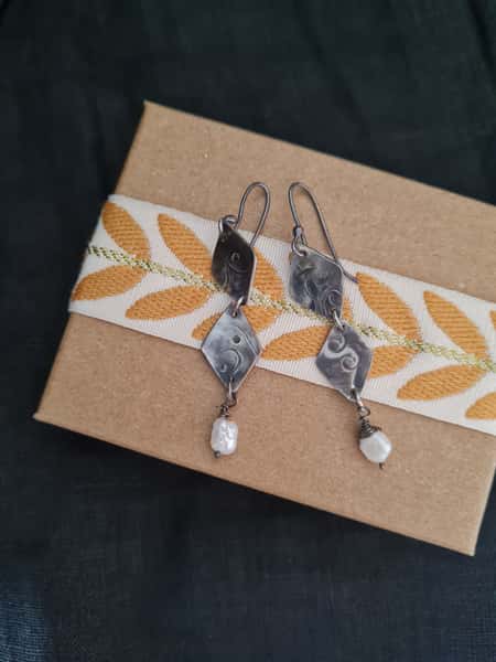 Mönstrade örhängen med pärlor