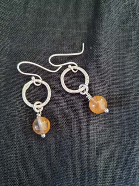 Silverörhängen med citrinpärla