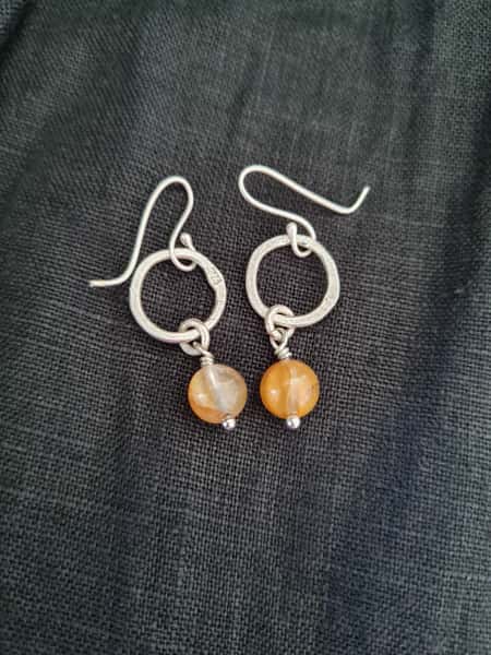 Silverörhängen med citrinpärla