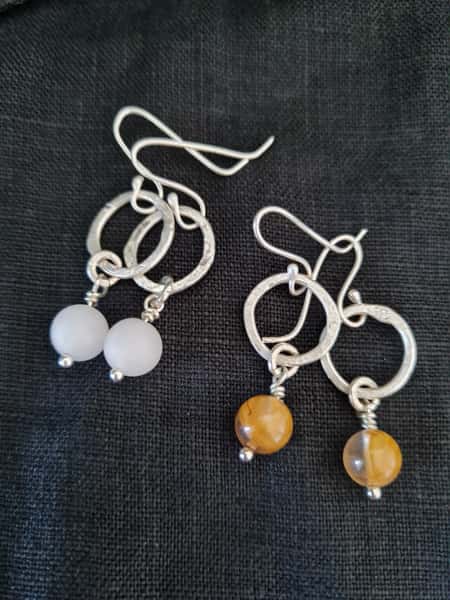 Silverörhängen med citrinpärla