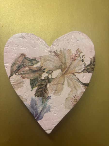 Handgjort hjärta med blommotiv – 9×10 cm, unik väggdekoration