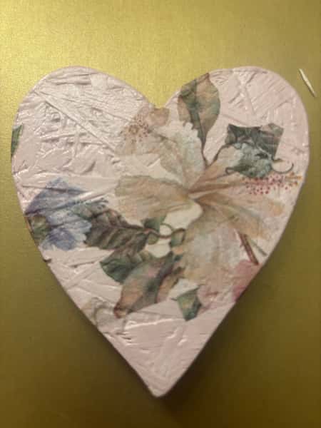 Handgjort hjärta med blommotiv – 9×10 cm, unik väggdekoration