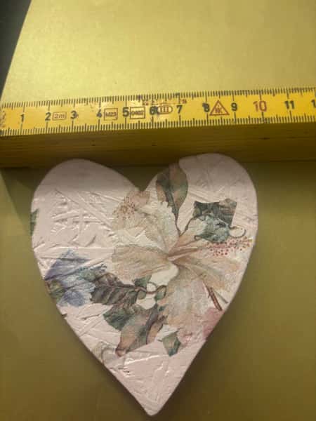 Handgjort hjärta med blommotiv – 9×10 cm, unik väggdekoration