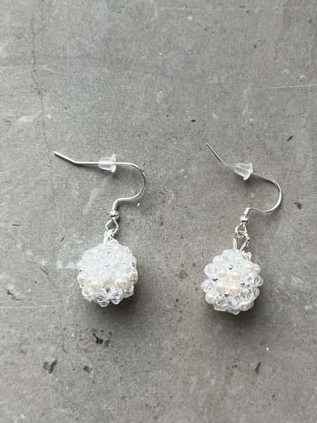 Örhängen med pärlor och krokar i sterlingsilver