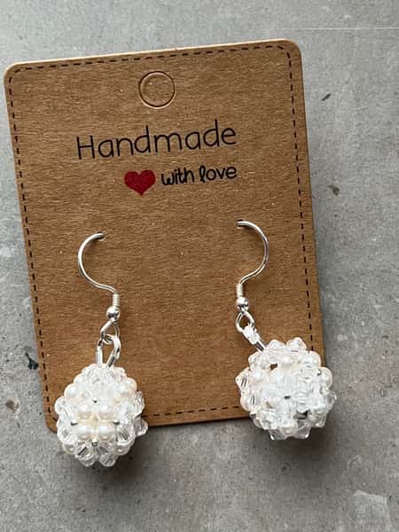 Örhängen med pärlor och krokar i sterlingsilver