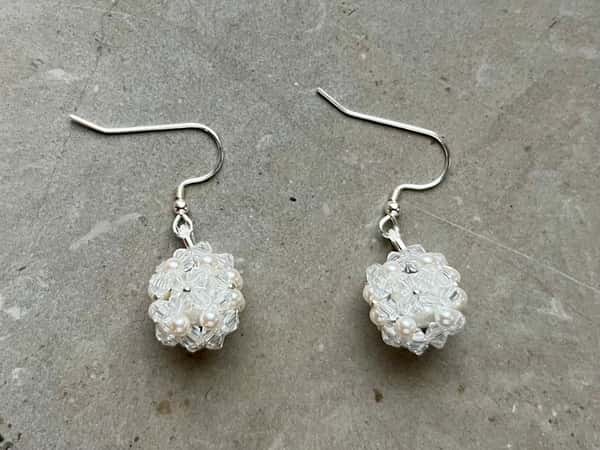 Örhängen med pärlor och krokar i sterlingsilver