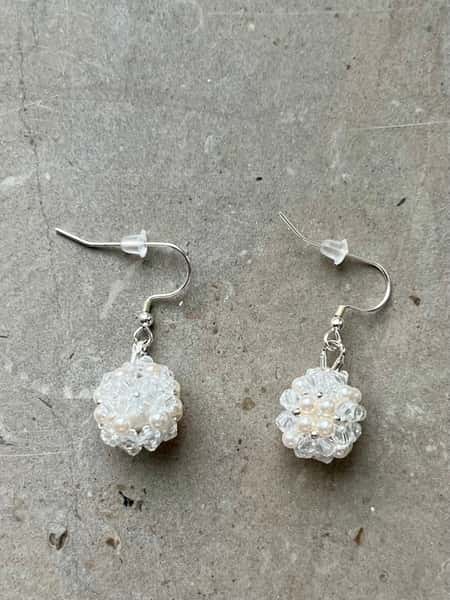 Örhängen med pärlor och krokar i sterlingsilver