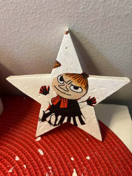 Lilla My på handgjord stjärna – unik väggdekoration i trä 🌟