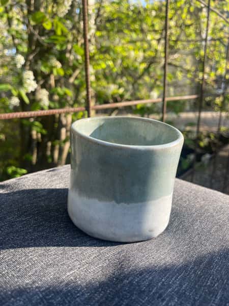 Liten mugg  i stengodskeramik ljusgrön