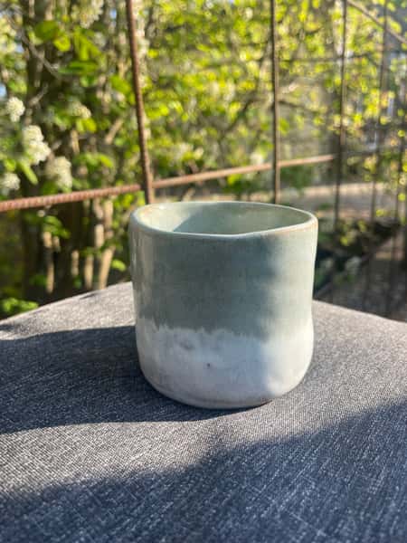 Liten mugg  i stengodskeramik ljusgrön