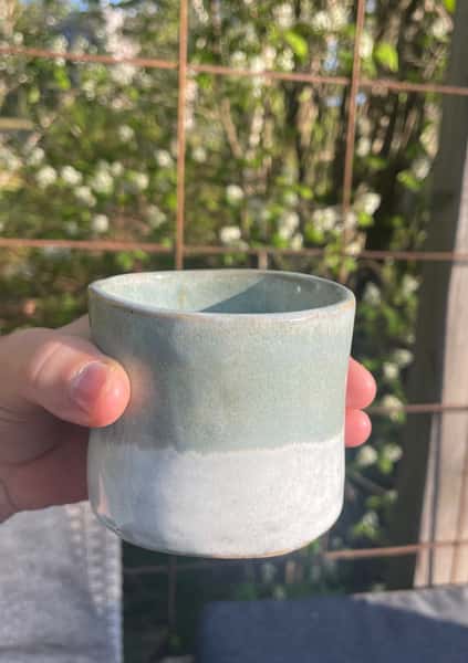 Liten mugg  i stengodskeramik ljusgrön