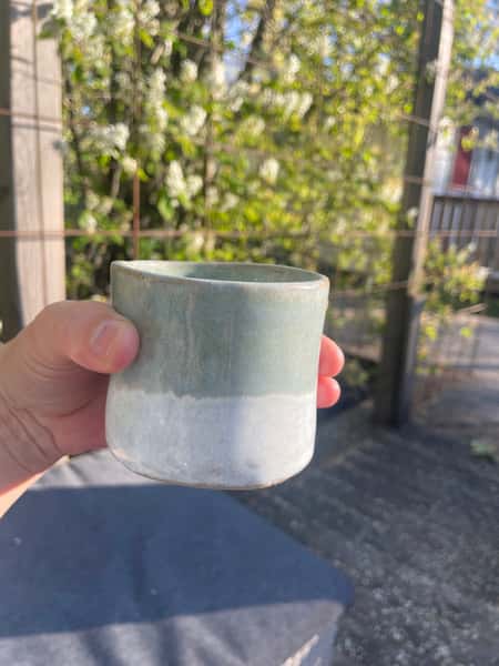 Liten mugg  i stengodskeramik ljusgrön