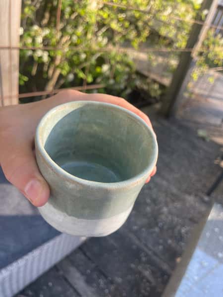 Liten mugg  i stengodskeramik ljusgrön