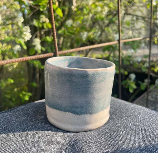 Liten mugg i stengodskeramik ljusblå