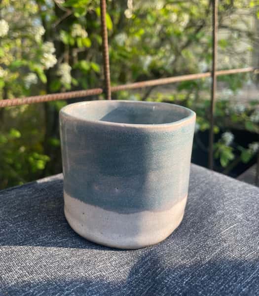 Liten mugg i stengodskeramik ljusblå