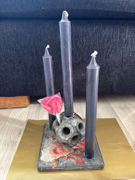 🖤 Handgjord unik ljusstake i industriell romantisk stil – återbruk med rosor & rå metall 🕯️🌹